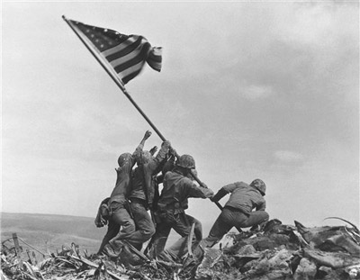 [Joe+Rosenthal+-+Rising+the+Flag+on+Iwo+Jima+-+1945+Associated+Press.jpg]