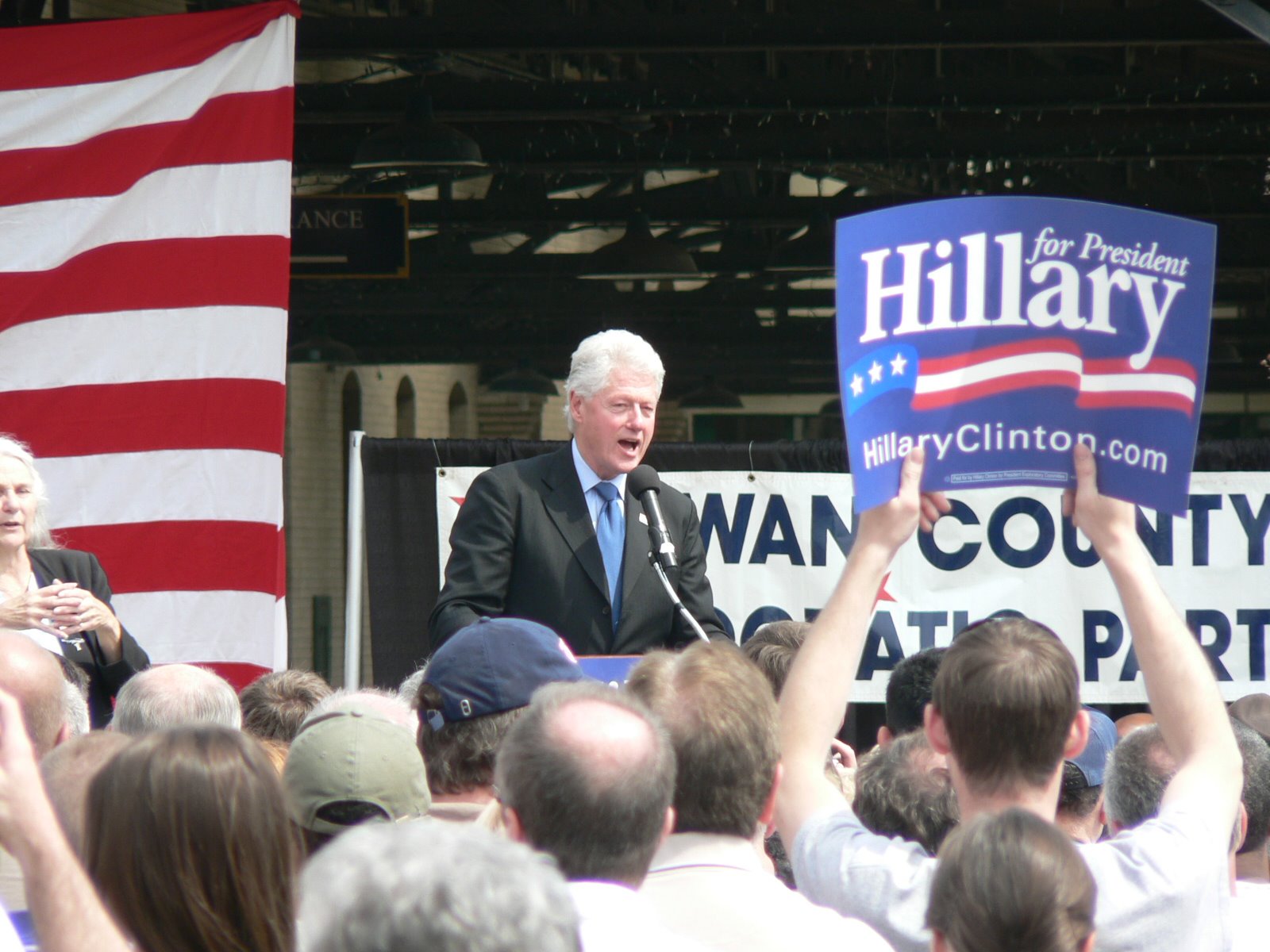 [P1000499+-+Bill+Clinton+with+support+holdig+Hillary+sign.JPG]