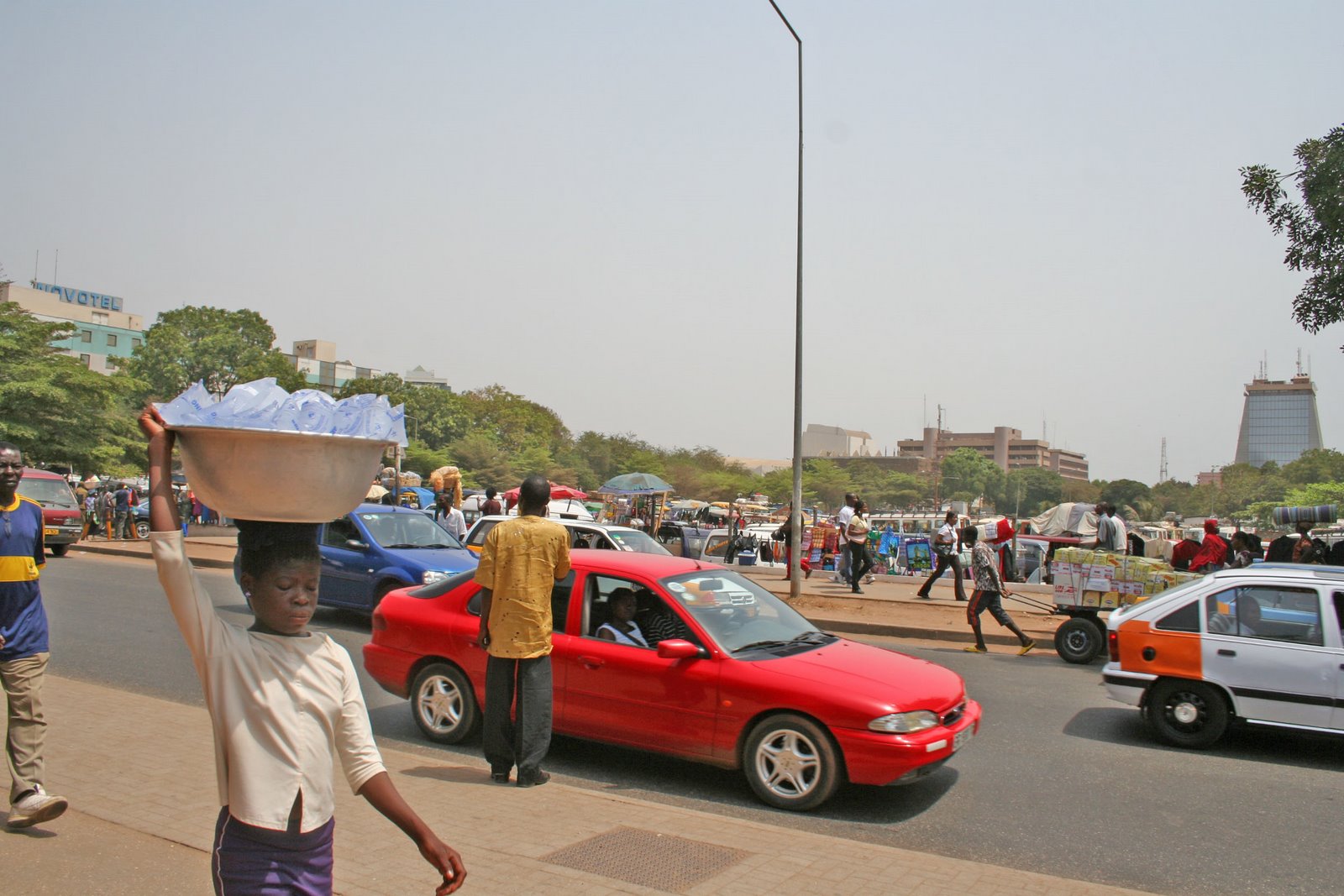 [Accra+StrÃŸe+Makaola+Market+Kopflast.jpg]