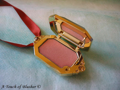 اخر الابتكارات في عالم المكياج  Dior+Golden+Dior+Pendant+Luminizing+Makeup+Jewel+44
