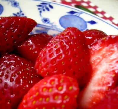 [strawberries-on-blue-plate.jpg]