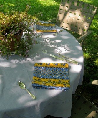 [provencal-napkins-lunch-outside-lavendar-cloth.jpg]