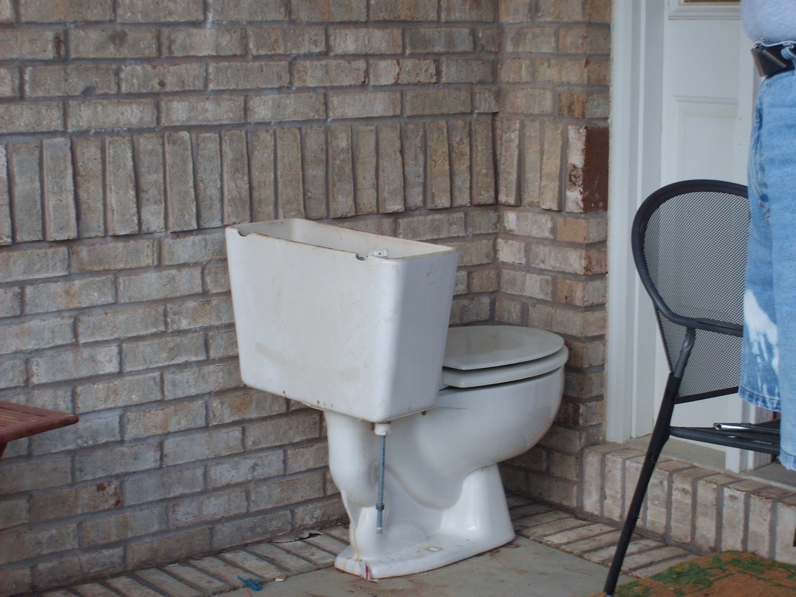 [Front+Porch+Toilet.jpg]