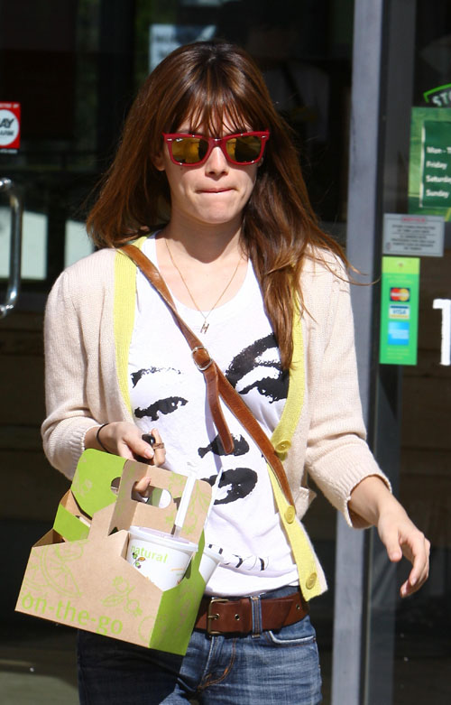 [RachelBilson.Sporting+a+Marilyn+Monroe+t-shirt+by+Harlow+and+some+hot+red+Ray+Ban+sunglasses,+Rachel+Bilson+stopped+off+at+a+Jamba+Juice+to+stock+up+on+the+healthy+treat+for+her+and+her+sister+on07.03.08(gossipgirls).jpg]