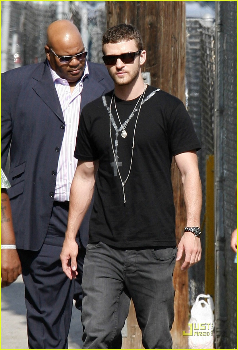 [JustinTimberlake.wore+a+t-shirt+with+a+necklace+design+on+it+and+then+accessorized+with+two+more+necklaces98(justjared).JPG]