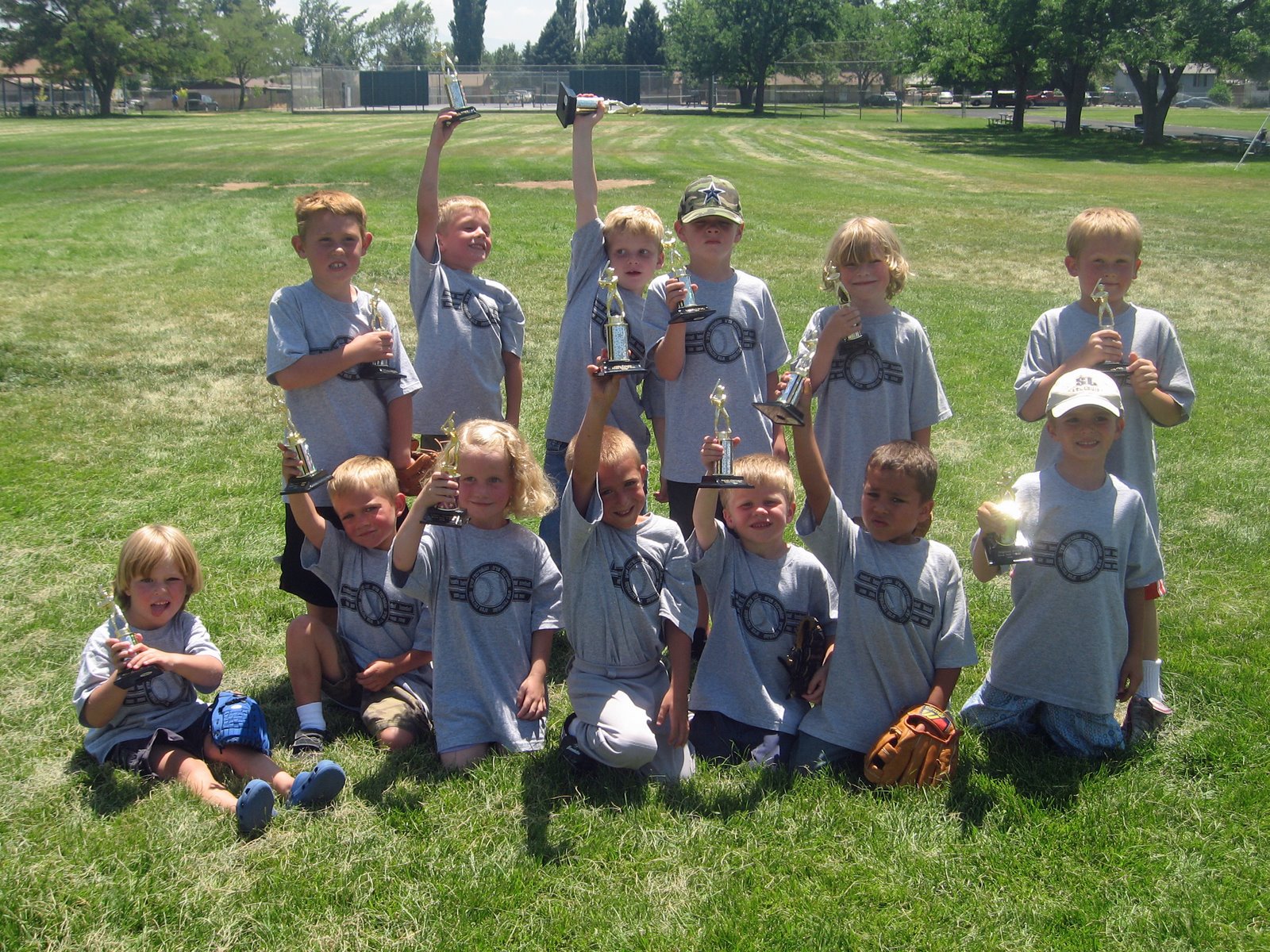 [tball+team+with+trophies.jpg]