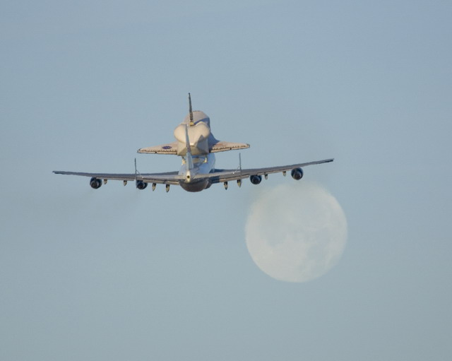 [Shuttle+Atlantis+Hitchhikes+Aboard+a+Boeing+747+Under+a+Full+Moon.jpg]