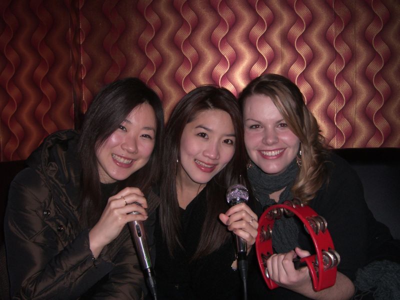 [Sm+Me+with+thai+girls+at+karaoke.jpg]