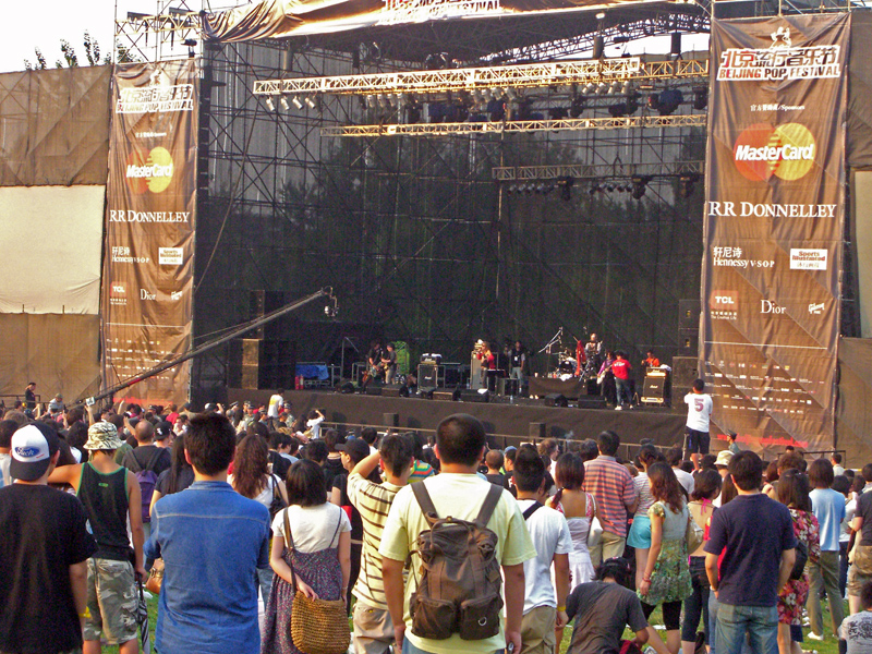 [SM+pop+music+festival+stage.jpg]