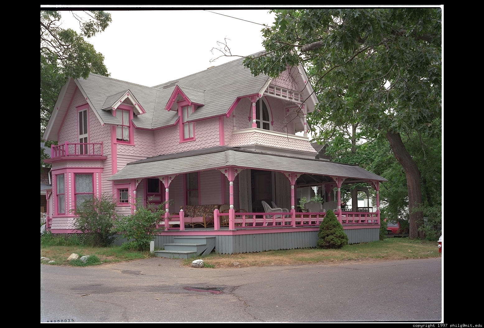 [oak-bluffs-pink-house-4.4.jpg]