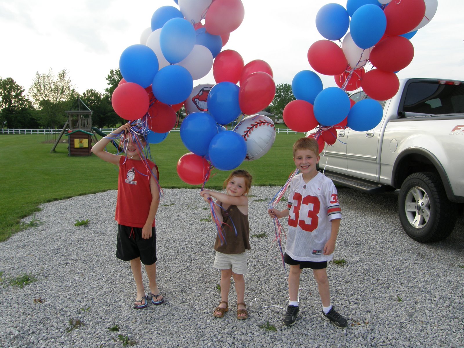 [6-5-08+Kids+with+balloons.jpg]