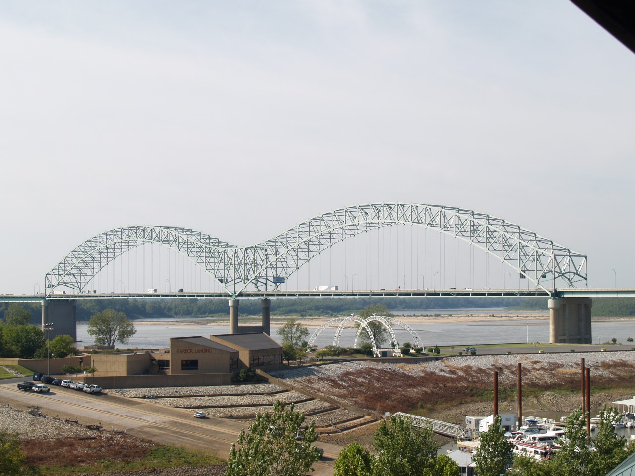 [Bridge+over+the+Mighty+Mississippi.JPG]
