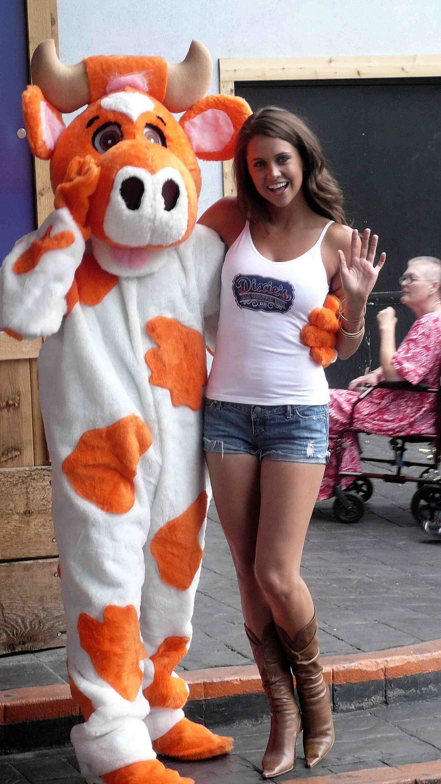 [Hooters+cow+event+May+23+2008_3.jpg]