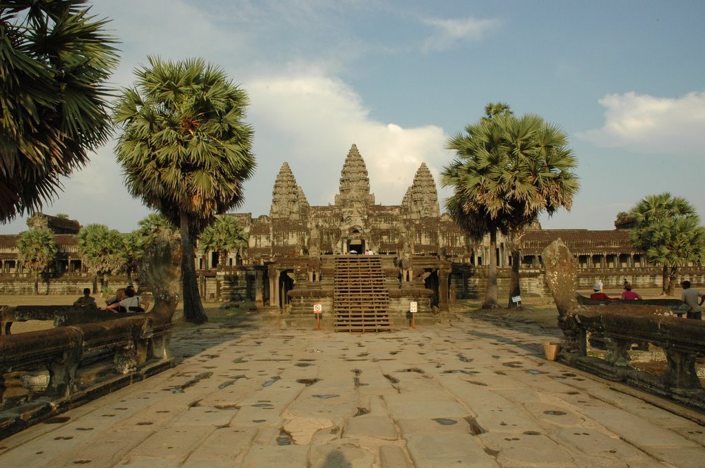 [Angkor-Wat-sandstone-causeway.jpg]