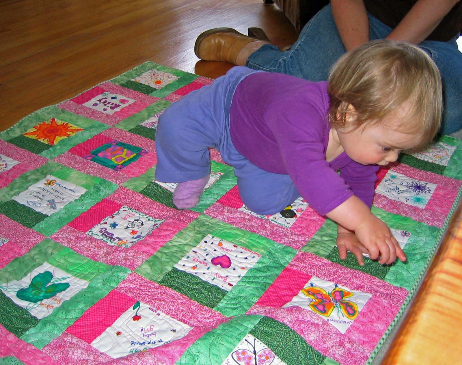 [Riley+and+her+quilt.jpg]