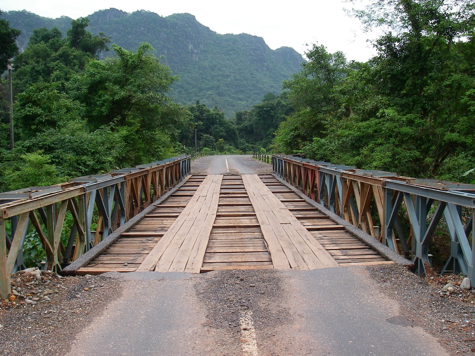 [New+bridge+Laos.JPG]