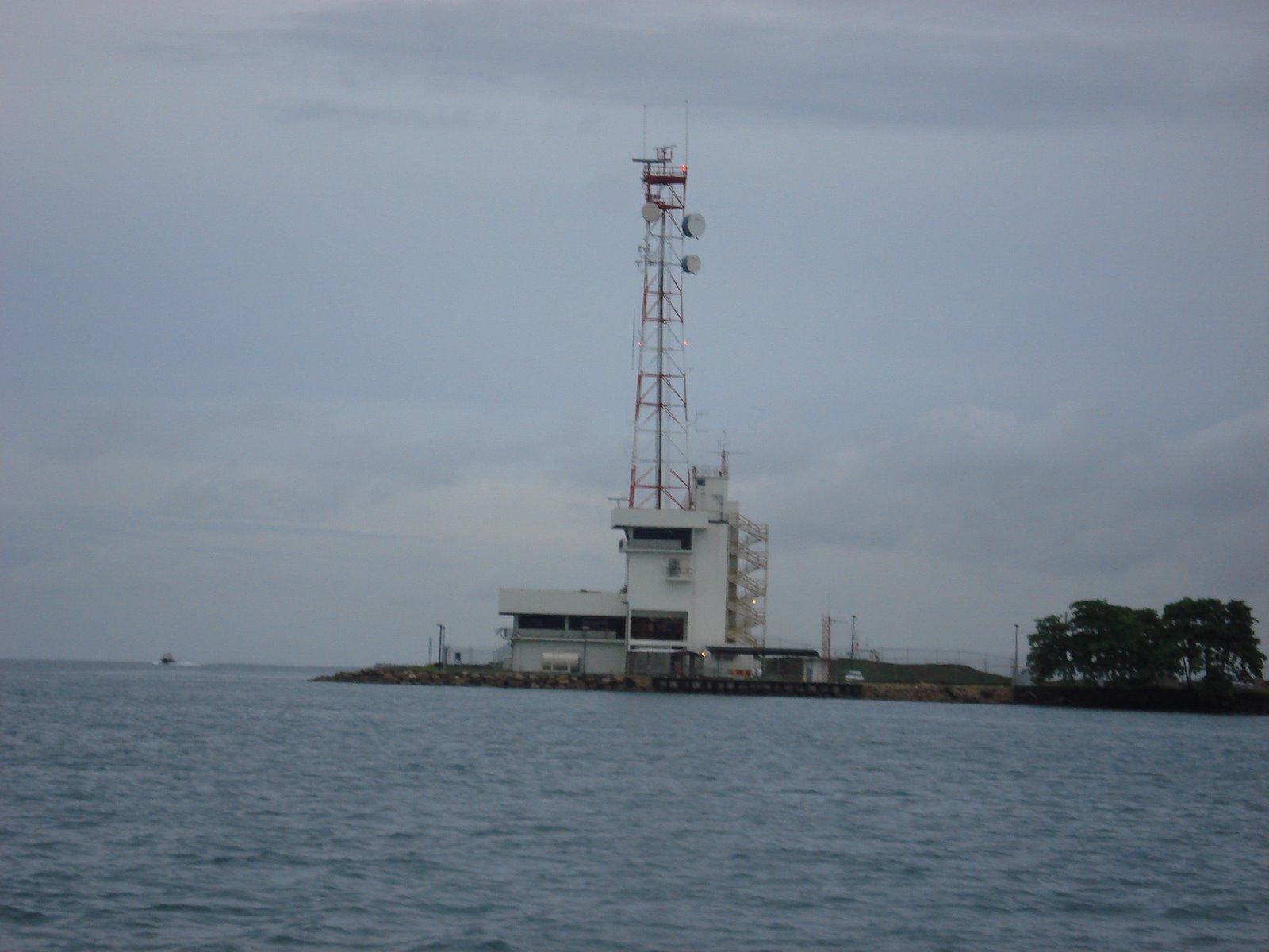 [signal+tower+Panama.JPG]