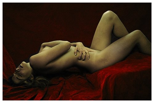 [Mulher+nua+deitada+lençol+vermelho.jpg]