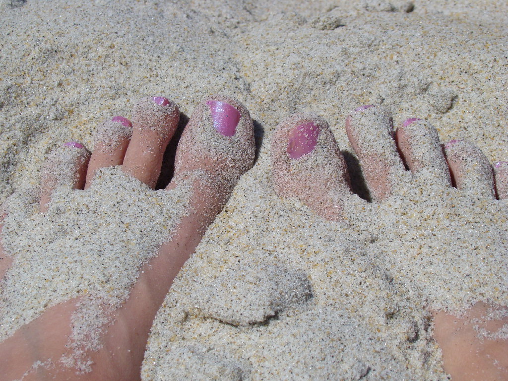 [toes+in+sand.jpg]