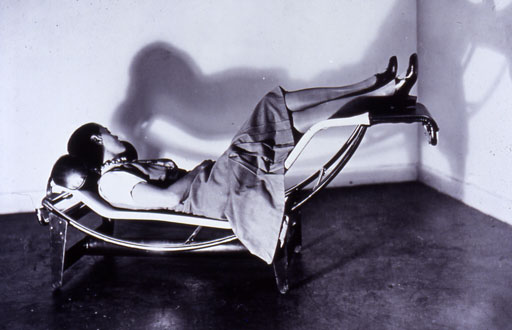 [Charlotte+Perriand,+Le+Corbusier+e+Edouard+Jeanneret,+Charlotte+Perriand+on+the+B306+Chaise+Longue,+1928.jpg]
