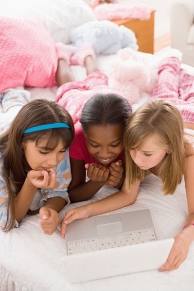 [girls+at+laptop.jpg]
