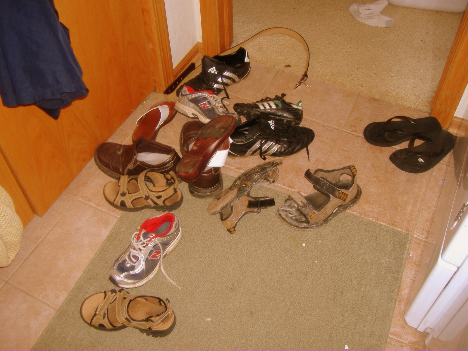 [Shoe+Stash+-+laundry+room.JPG]