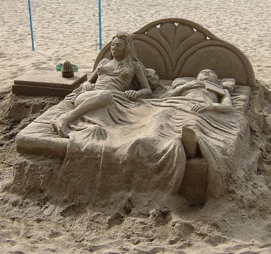 [in-bed-couple-sand-sculpture.jpg]