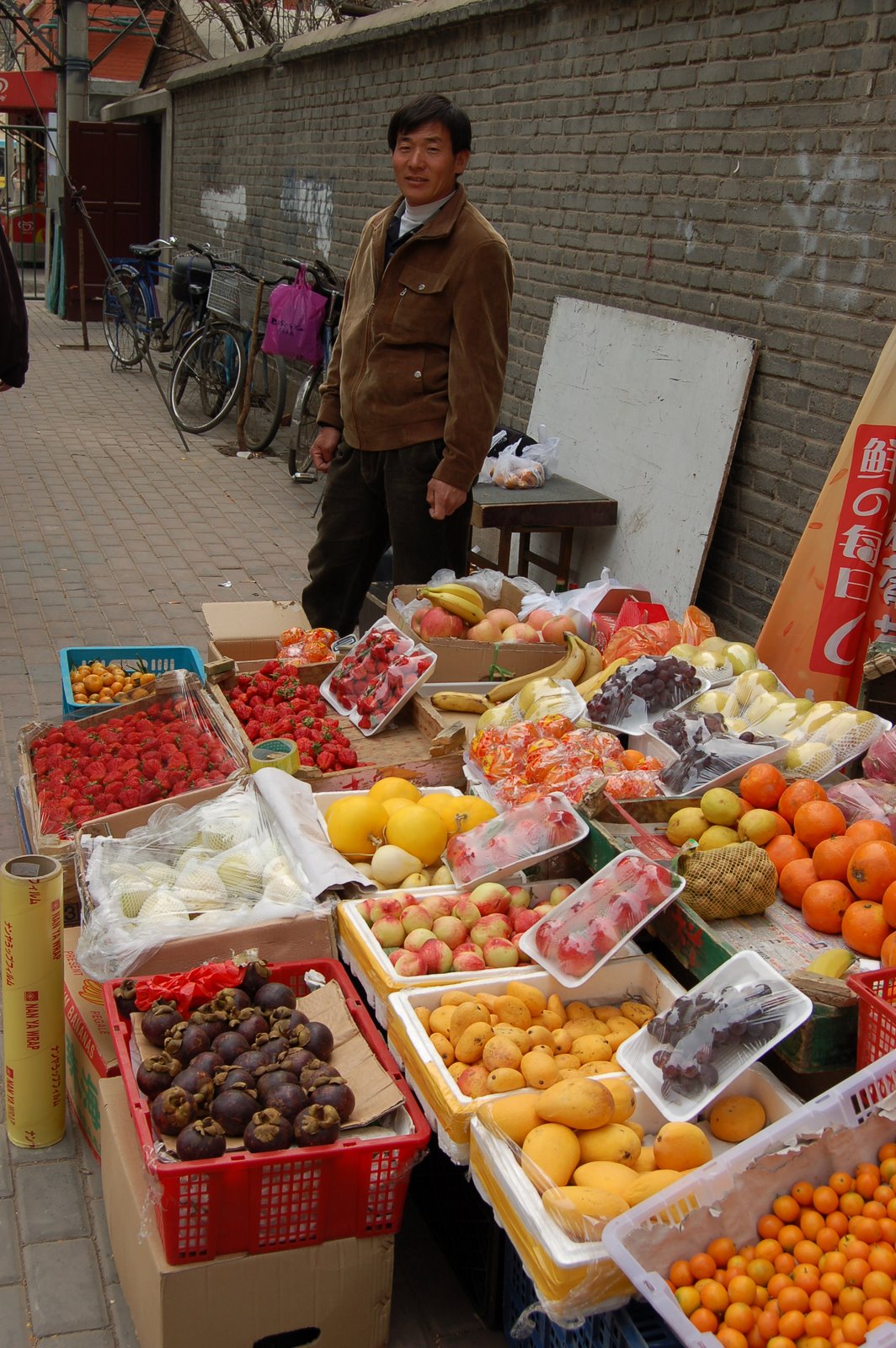 [5-Beijing+fruitseller.JPG]