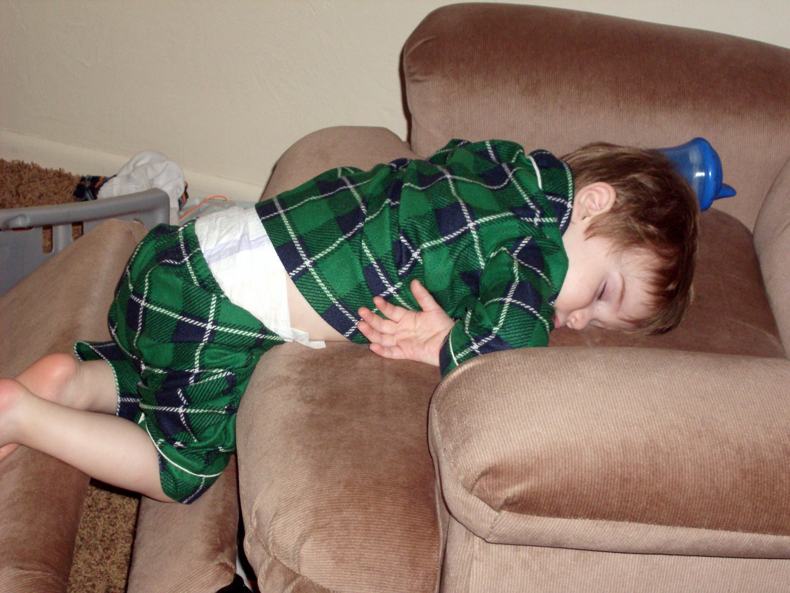 [Carter+fell+asleep+awkward+on+chair.jpg]