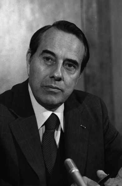 [392px-Bob_Dole,_photo_portrait,_head_and_shoulders,_facing_front,_February_9,_1982.jpg]