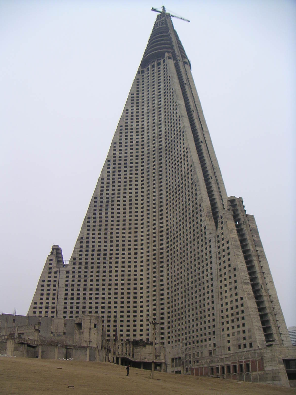 [ryugyong-hotel-tower-1.jpg]