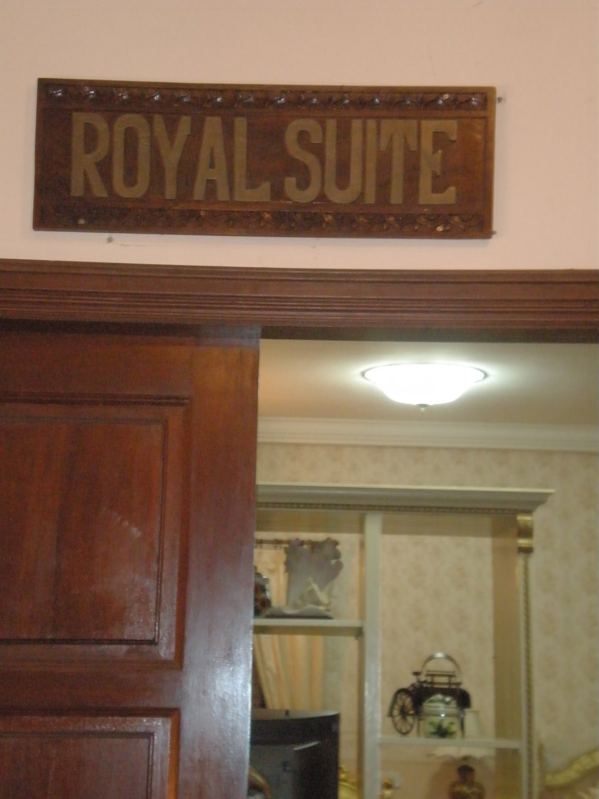 [royal+suite.JPG]