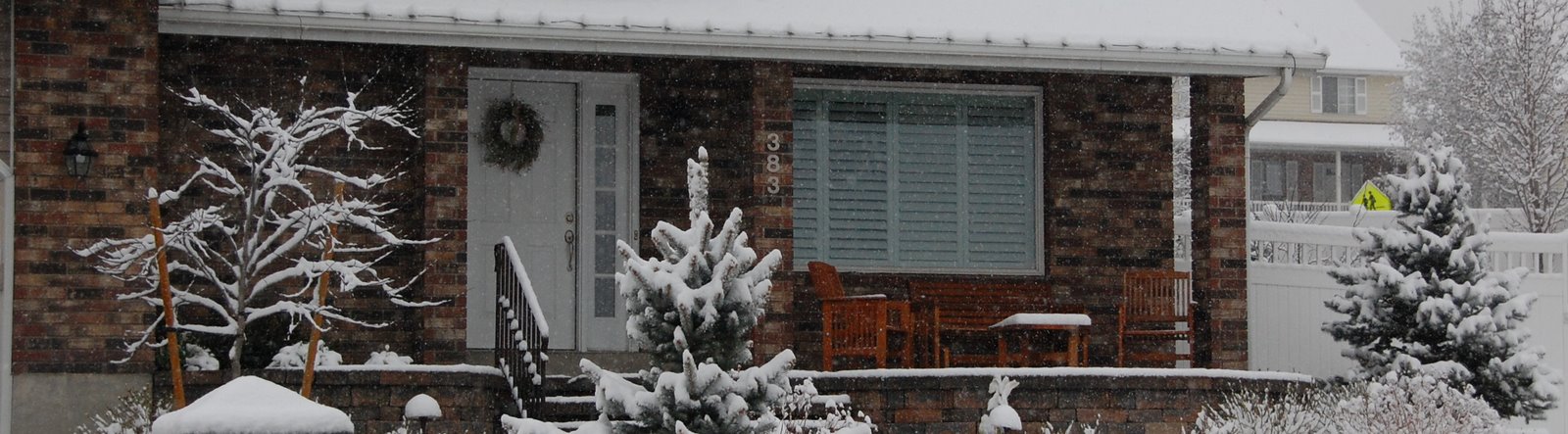 [Front+of+house+in+snow.jpg]