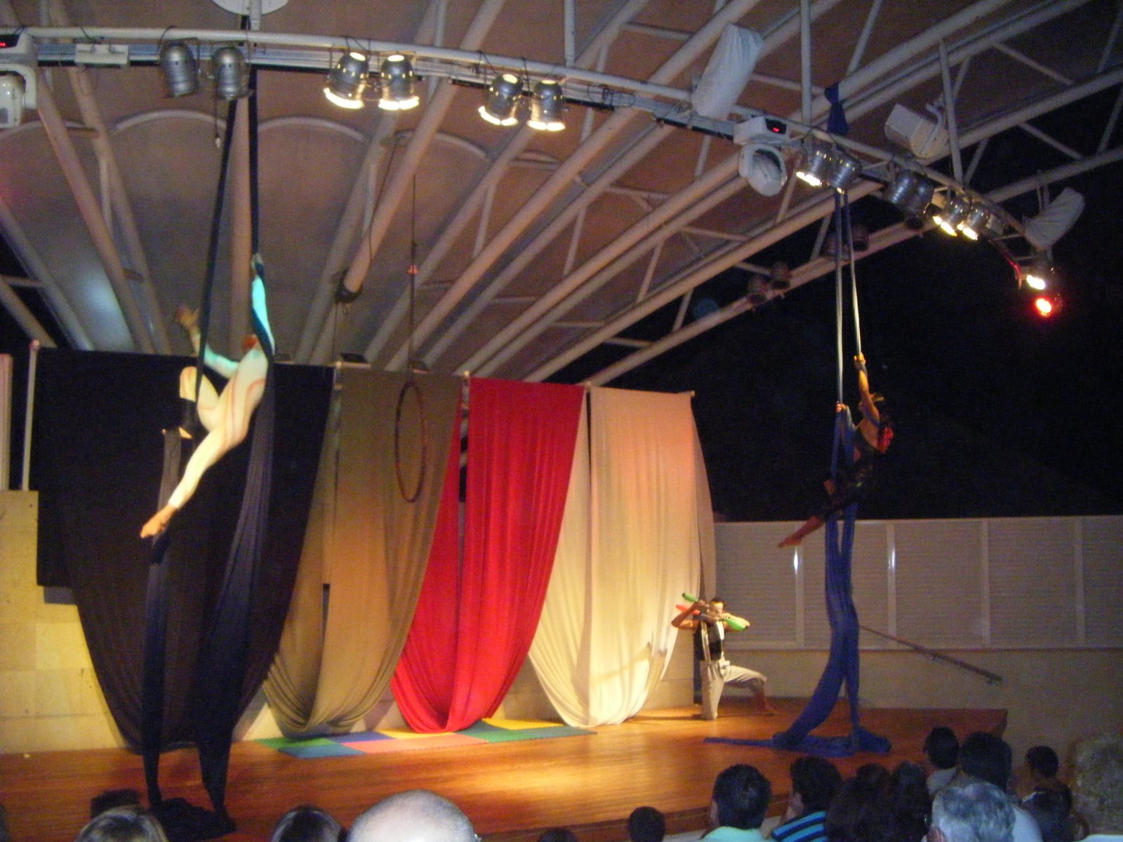 [Cirque+Acrobats.JPG]