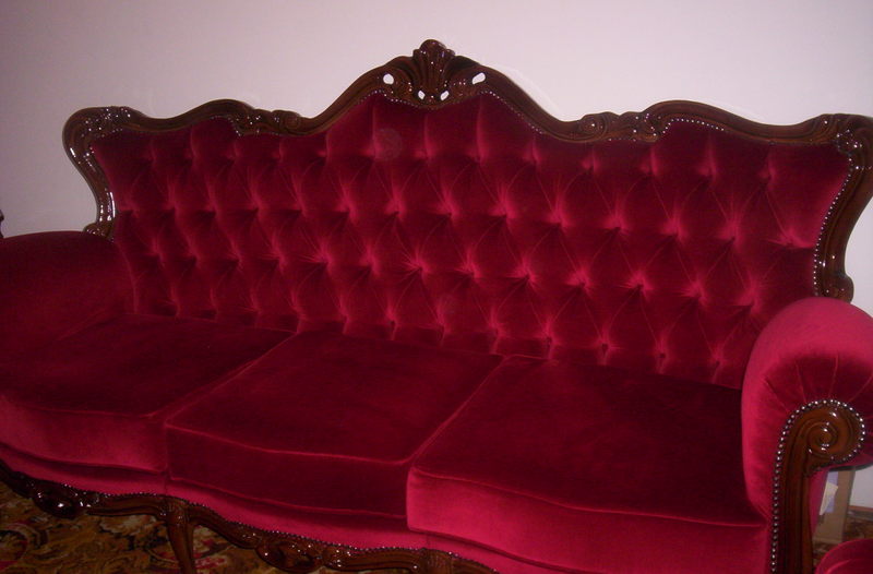 [burgundy+couch.jpg]