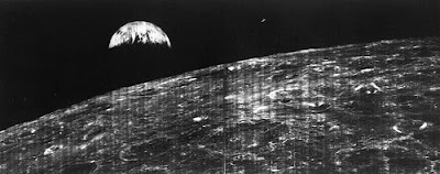 Primera foto de la Tierra desde la Luna, tomada el 23 de agosto de 1966 y recibida por la estación espacial de Robledo de Chavela