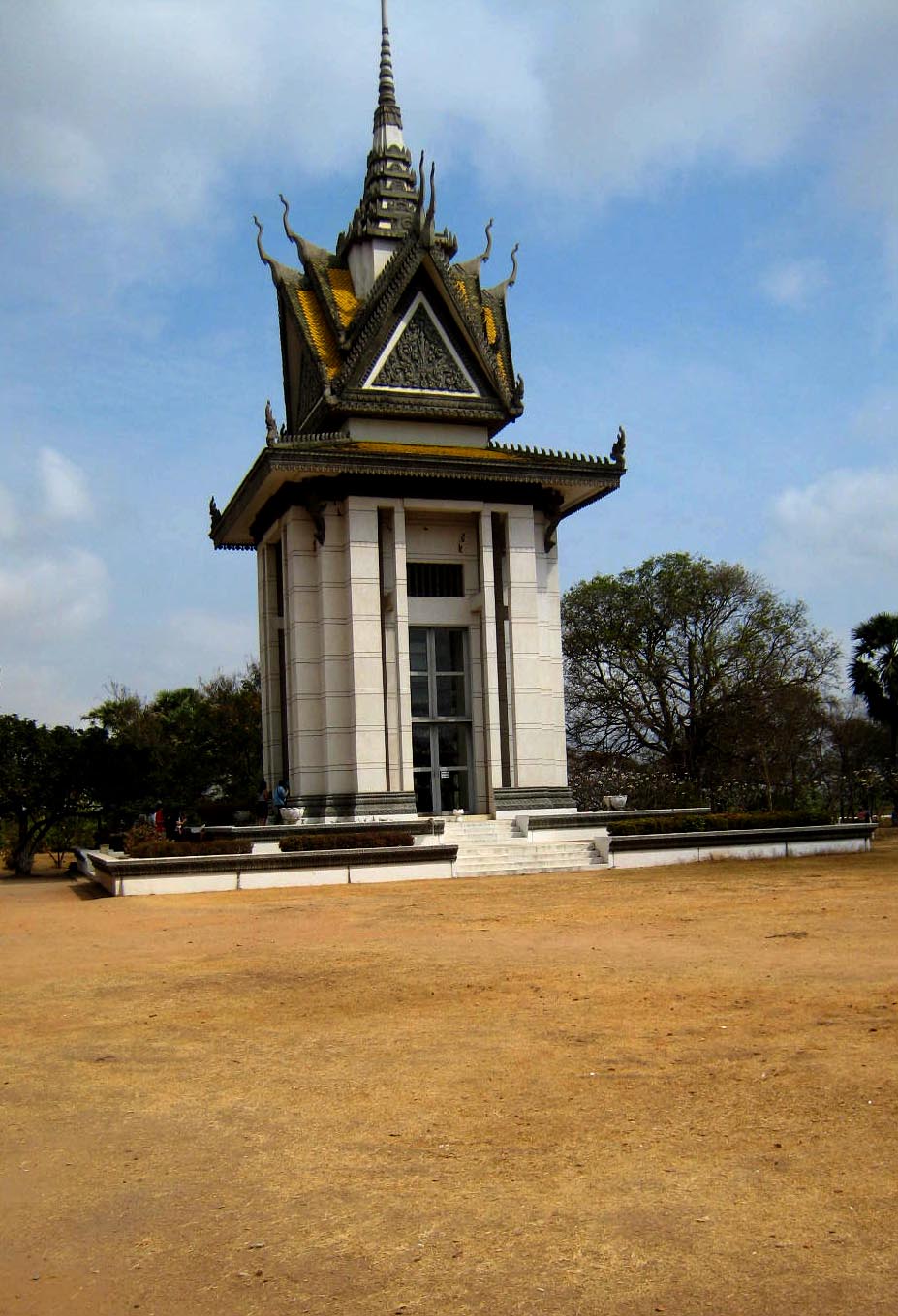 [Cambodge+Vietnam+février-mars+2007+023+mausolée+stupa+choeung+ek.jpg]