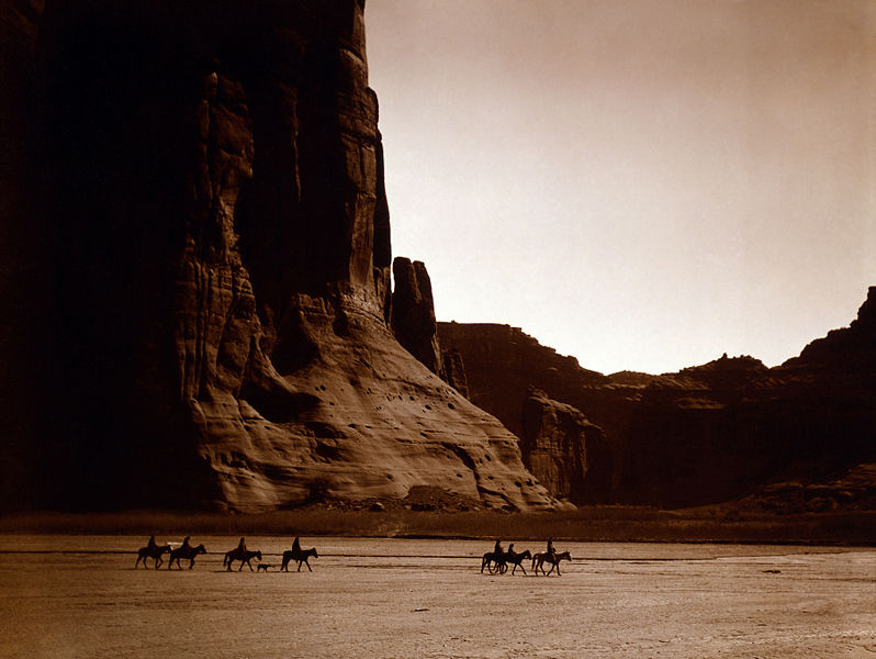[798px-Canyon_de_Chelly,_Navajo.jpg]