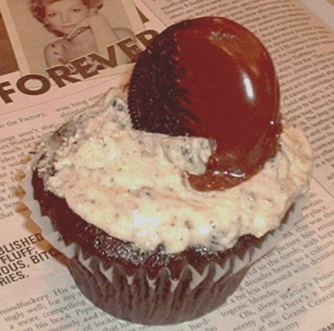 [Zephyr's+Cookie+&+Cream+Cupcake.jpg]