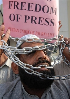 [A+Pakistani+journalist+holds+chains+during+a+protest+against+the+country's+military+ruler+President+Gen.+Pervez+Musharraf+who+has+imposed+emergency+rule+and+restrictions+upon+the+media,+Wednesday,+Nov.+21,.jpg]