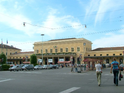 [400px-Bologna-Stazione_Centrale-DSCF7236.JPG]