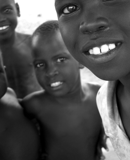 [children_agojo_refugee_settlement_uganda.jpg]