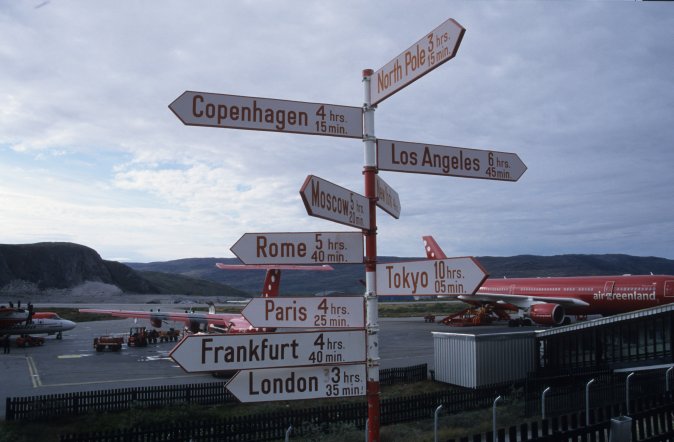 [Grönland_Flughafen_Kangerlussuaq-Schilder.jpg]