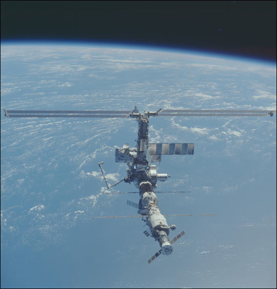 [STS110-717-17.jpg]