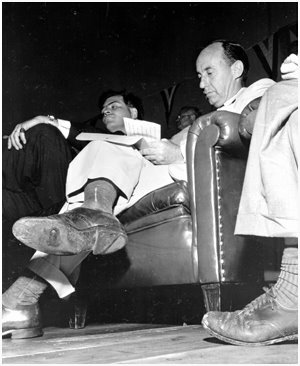 [Adlai+Stevenson+with+a+hole+in+his+shoe+William+M.+Gallagher.jpg]