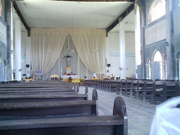 [inside-bilar-church.JPG]