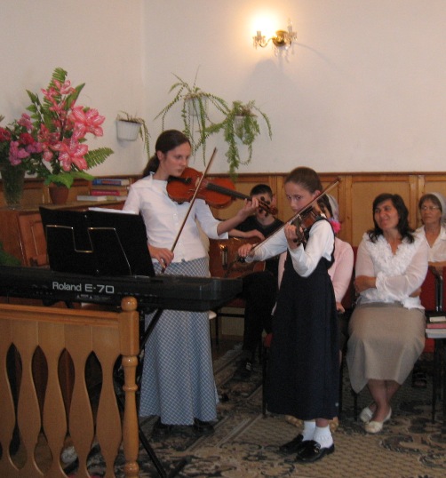 [girls+playing+violin.JPG]