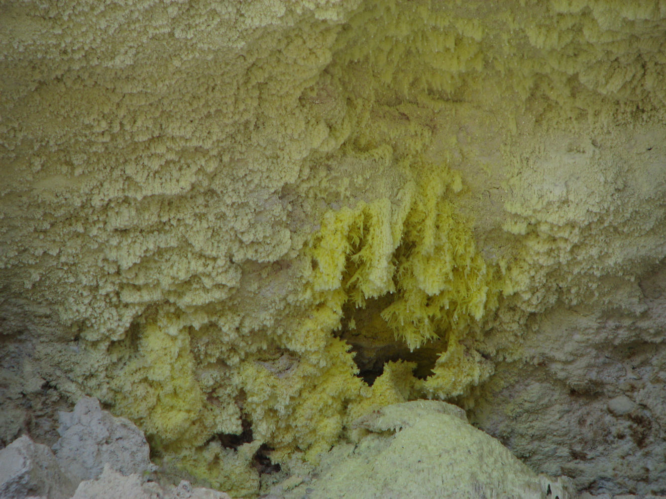 [sulphur+cave.jpg]