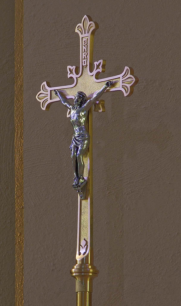 [Saint+Charles+Borromeo+Roman+Catholic+Church,+in+Saint+Charles,+Missouri,+USA+-+processional+crucifix.jpg]