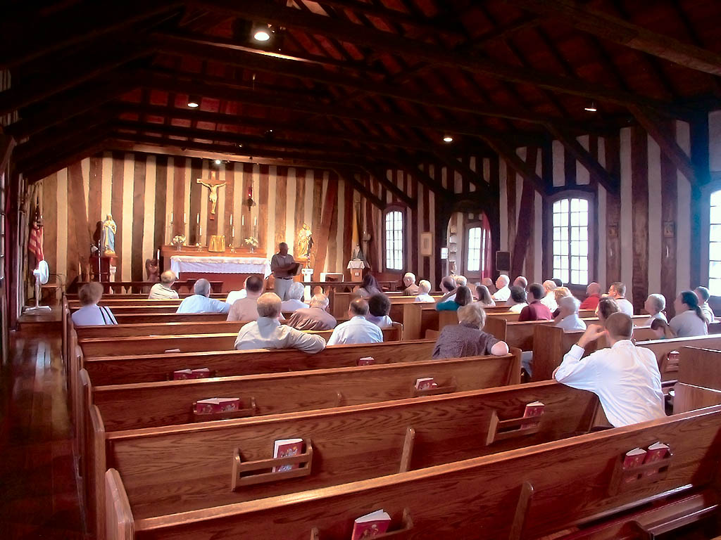[Holy+Family+Roman+Catholic+Log+Church,+in+Cahokia, +Illinois,+USA+-+nave.jpg]